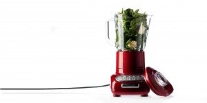Rød blender med salat
